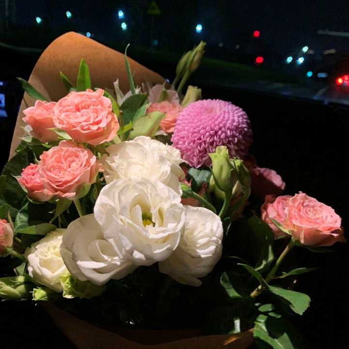 女人给女人送花,应该送什么花.朋友关系。