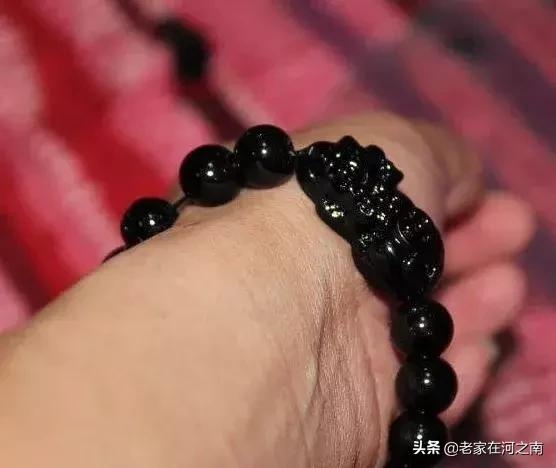 女的佩戴貔貅头向左还是右，女性戴的貔貅头朝哪边