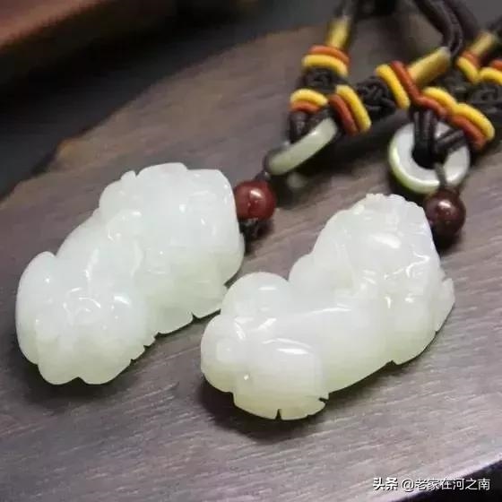 女的佩戴貔貅头向左还是右，女性戴的貔貅头朝哪边