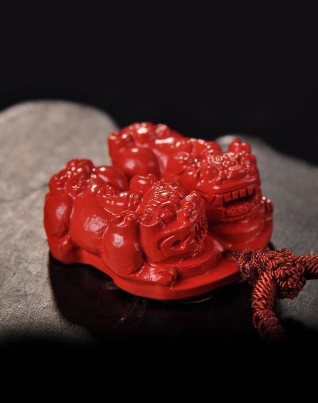 朱砂适合什么人佩戴有什么忌讳，朱砂车挂有什么忌讳