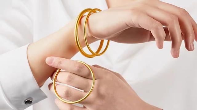 适合50岁女人戴的金手镯，50岁女人戴手镯还是手链好