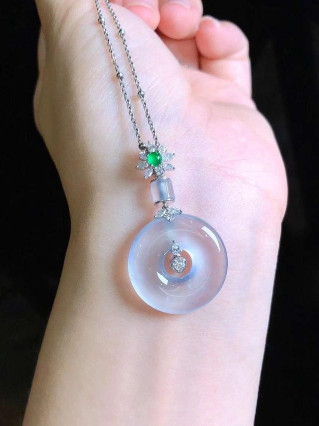 属龙女适合佩戴什么首饰，属龙的人戴什么玉器好