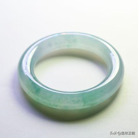 0岁的女人戴什么手镯好看,50岁女人选那款黄金手镯"