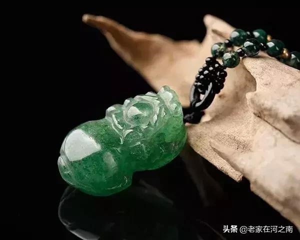 女的佩戴貔貅头向左还是右，女性戴的貔貅头朝哪边