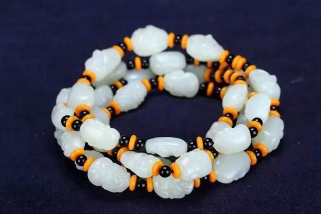 属蛇人戴什么生肖吊坠，属蛇的人带马的吊坠好吗