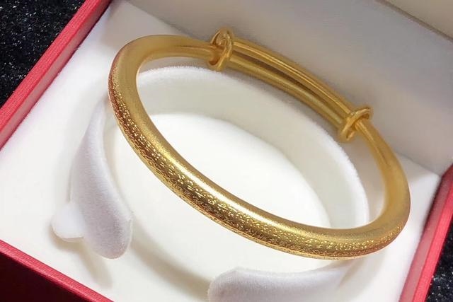 适合50岁女人戴的金手镯，50岁女人戴手镯还是手链好