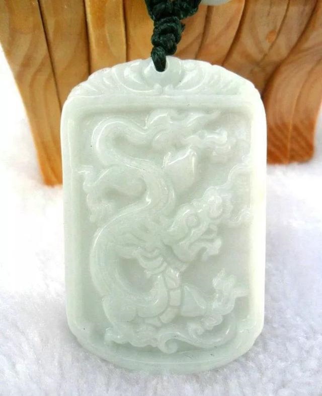 属虎的佩戴翡翠好吗，属虎人戴翡翠好不好