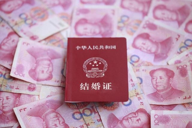 离婚彩礼要退吗，新婚姻法分居六个月