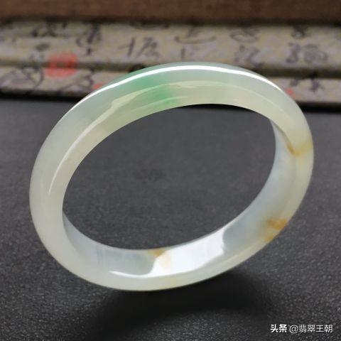 0岁的女人戴什么手镯好看,50岁女人选那款黄金手镯"