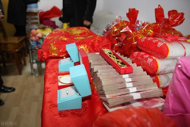 离婚彩礼要退吗，新婚姻法分居六个月