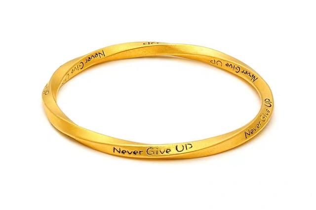 适合50岁女人戴的金手镯，50岁女人戴手镯还是手链好