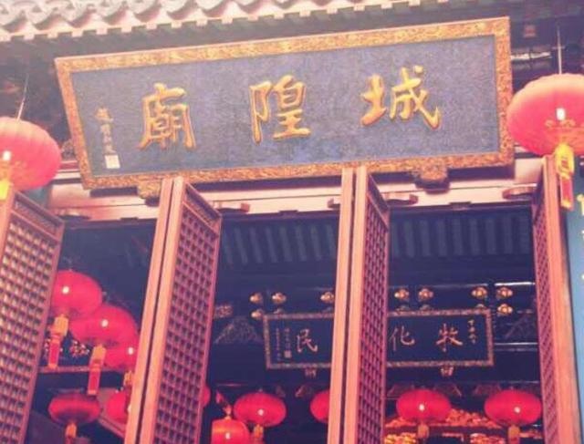 遇到主动给你算命的人，街上碰到有人拉你算命