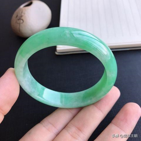 0岁的女人戴什么手镯好看,50岁女人选那款黄金手镯"