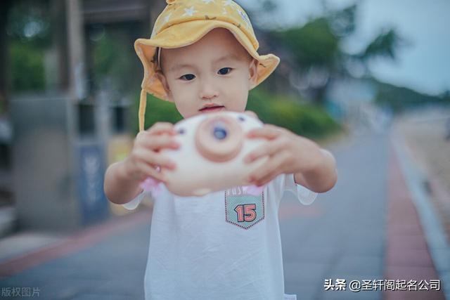 今年出生的男宝宝取名字怎么取，今年出生男孩取名免费