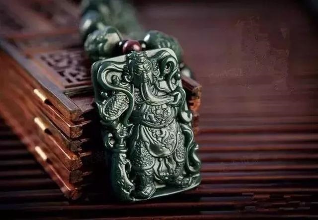 本命年属虎的女人适合戴什么翡翠，属虎的人带什么招财