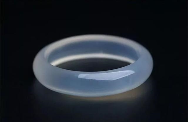 女人适合戴什么玉养人，女人戴什么样的玉吊坠好