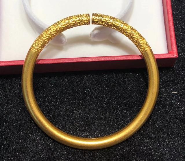 适合50岁女人戴的金手镯，50岁女人戴手镯还是手链好