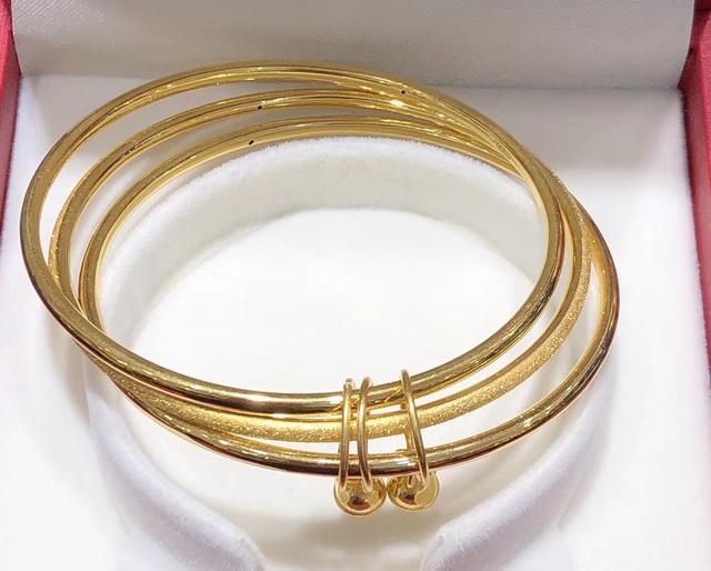 适合50岁女人戴的金手镯，50岁女人戴手镯还是手链好