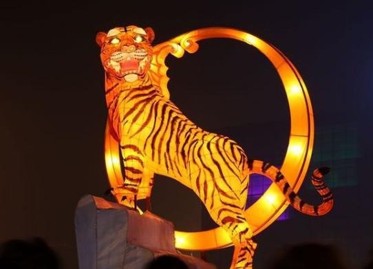 012年属虎的年龄，2012年属龙是什么明星座"