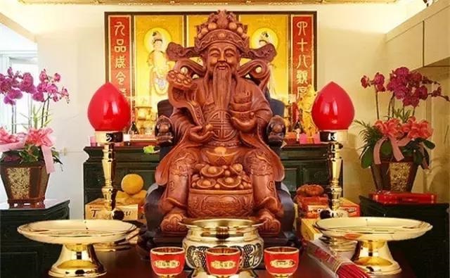 龙女佩戴什么生肖吊坠，属龙女人佩戴什么招财