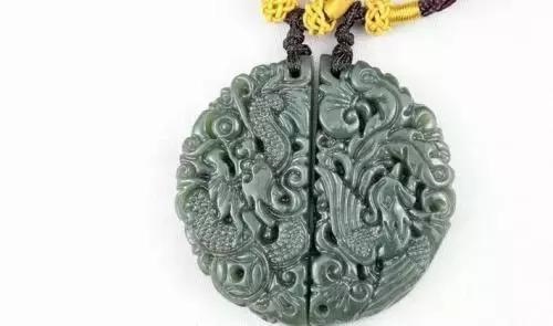 龙女佩戴什么生肖吊坠，属龙女人佩戴什么招财