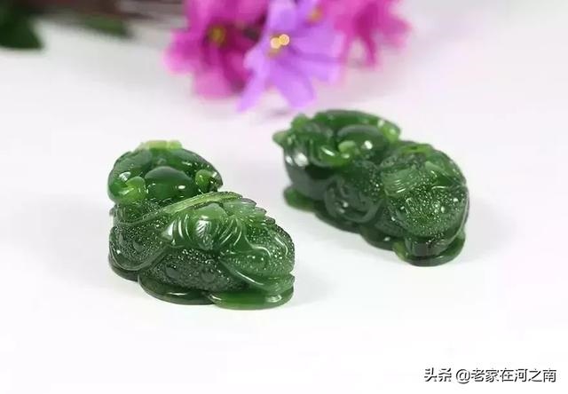 朱砂手镯佩戴在左手还是右手，朱砂手镯可以戴着洗澡吗