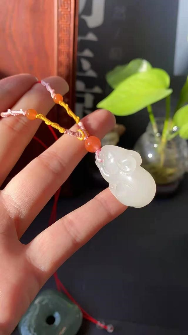 属虎的人适合佩戴和田玉吗，属虎的人戴平安扣好吗