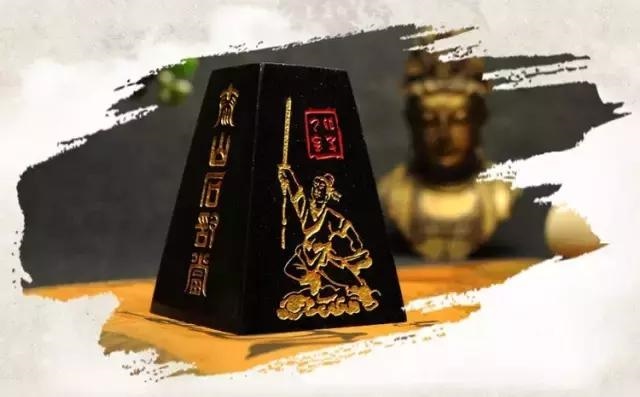 龙女佩戴什么生肖吊坠，属龙女人佩戴什么招财