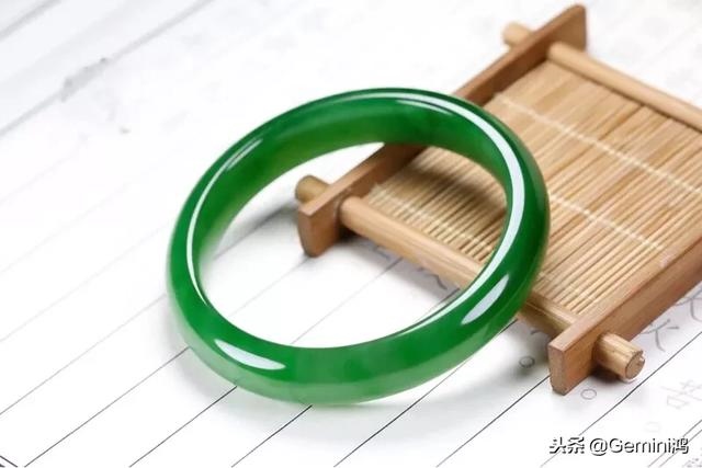 属虎女戴什么玉吊坠更好，属虎的带什么招财转运