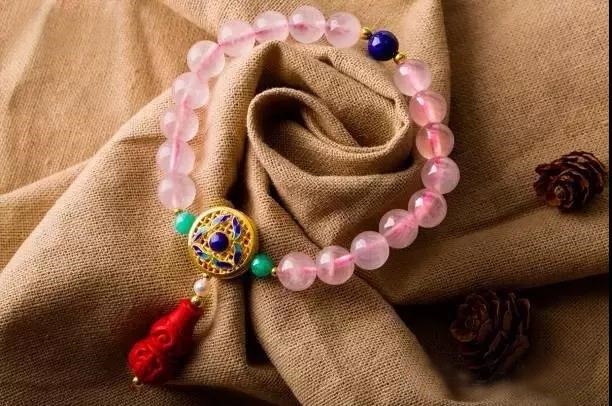 属狗女适合佩戴什么保健康，属狗的适合佩戴貔貅吗