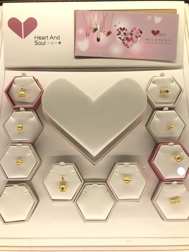 黄金生肖虎吊坠图片大全，86年属虎女佩戴什么好