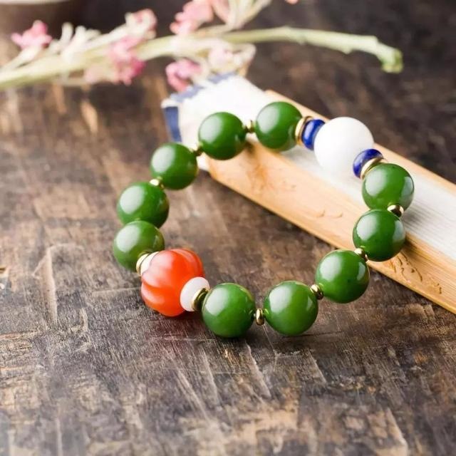 9年属鸡佩戴什么招财，属鸡人戴什么手串好"