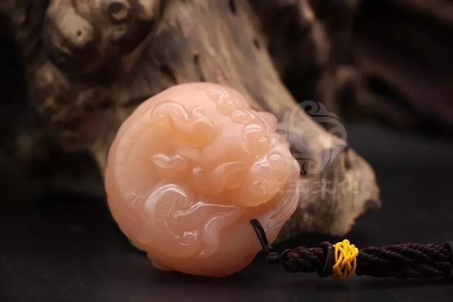 女人佩戴貔貅有什么讲究与禁忌，女人带貔貅手链左手好还是右手好