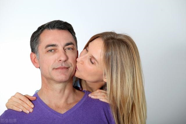 喜欢一个人的5种眼神，互有好感旁人能看出吗