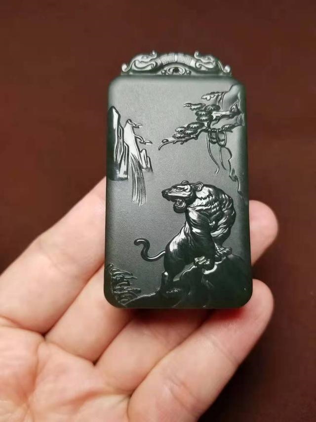 属虎的人适合佩戴和田玉吗，属虎的人戴平安扣好吗