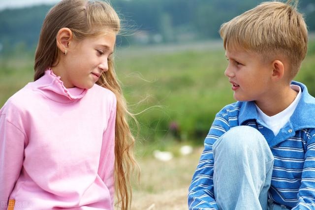 喜欢一个人的5种眼神，互有好感旁人能看出吗