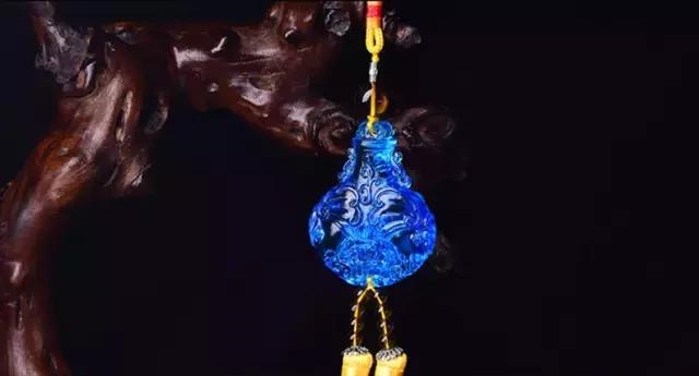 龙女佩戴什么生肖吊坠，属龙女人佩戴什么招财