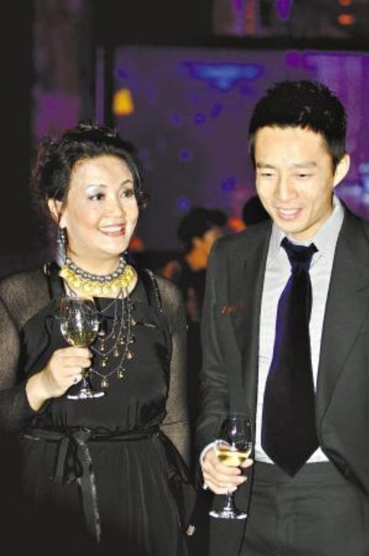 8年属虎女一生有几段婚姻，1998年属虎男有几段婚姻"