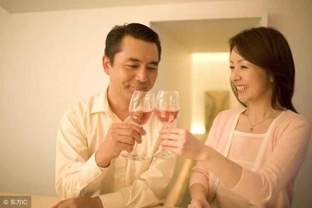 两个属鸡的人结婚财运怎么样，93年属鸡女注定晚婚