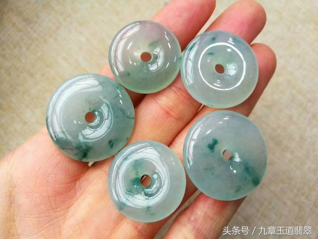 一千左右翡翠平安扣图片，翡翠平安扣多厚比较合适