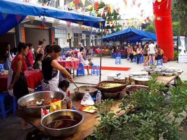 农村结婚吉利话顺口溜挂红，新房大门挂红布时四句怎么说