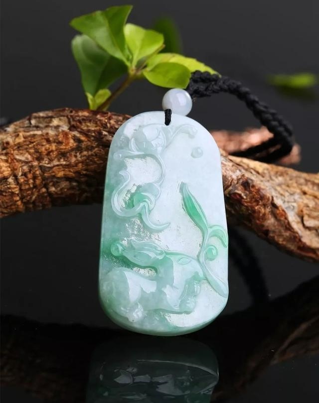 属兔的适合戴什么翡翠，属兔的带什么招财