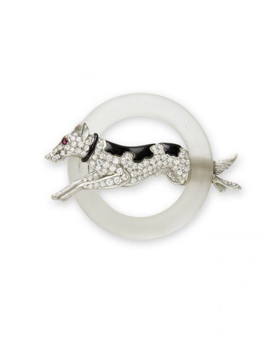 属狗要带什么比较好，属狗女的适合带什么