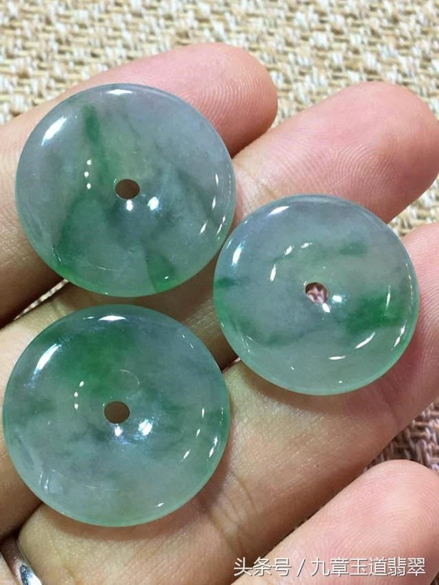 一千左右翡翠平安扣图片，翡翠平安扣多厚比较合适
