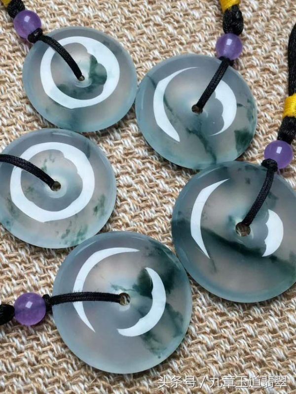 一千左右翡翠平安扣图片，翡翠平安扣多厚比较合适