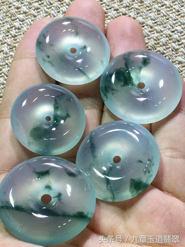 一千左右翡翠平安扣图片，翡翠平安扣多厚比较合适