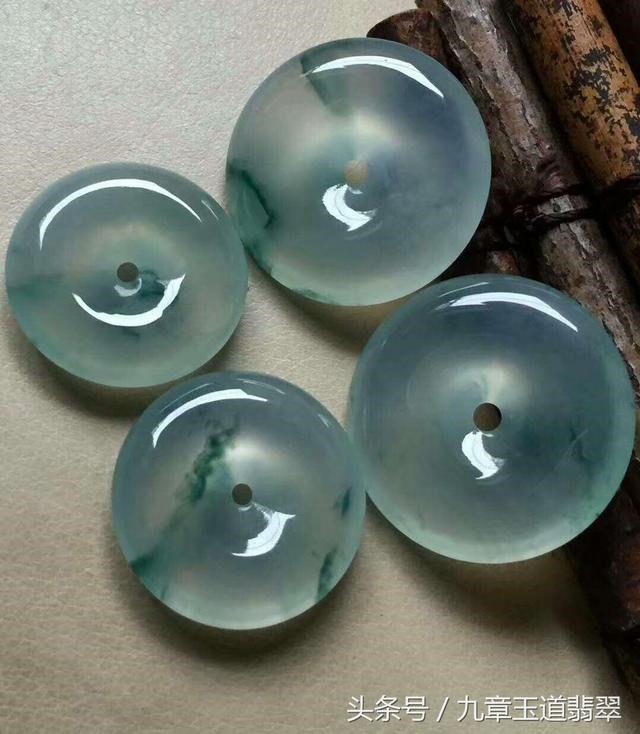 一千左右翡翠平安扣图片，翡翠平安扣多厚比较合适