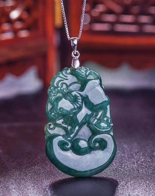属兔的适合戴什么翡翠，属兔的带什么招财