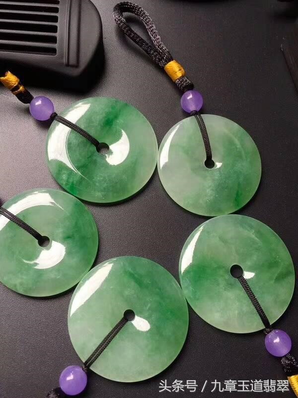 一千左右翡翠平安扣图片，翡翠平安扣多厚比较合适
