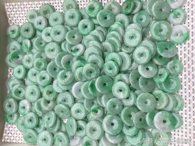 一千左右翡翠平安扣图片，翡翠平安扣多厚比较合适